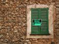 Cartel en los tres idiomas, síntoma del mercado internacional que mueven las islas