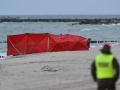 Un dron militar, parcialmente visible en la playa de Rusinowo, en el voivodato de Pomerania Occidental, Polonia,