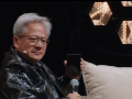 El presidente de Nvidia, Jensen Huang, hablando con Donald Trump