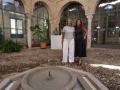 Isabel Albás y Marián Aguilar, en el patio del Museo Taurino