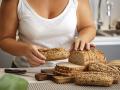 Una mujer prepara su desayuno