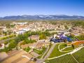 Pueblo de Elciego en La Rioja Alavesa, rodeado por viñedos y la bodega Marqués de Riscal