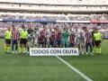 Los jugadores de Atlético de Madrid y Osasuna posan delante de un cartel de 'Todos con Ceuta'