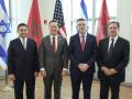 El ministro de Exteriores de Marruecos, Nasser Bourita, el embajador de EE.UU. ante la ONU, Mike Waltz, el ministro de Exteriores de Israel Gideon Sa'ar y el embajador de EE.UU. en Rabat Duke Buchan
