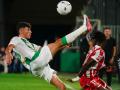 Dani Budesca intenta un despeje acrobático ante el Almería