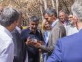 El presidente del Gobierno, Pedro Sánchez (d), recibe un bote de miel del alcalde de Berrocal, Ángel Luis Romero Romero (i), durante un encuentro con los alcaldes de los municipios afectados por el incendio de Niebla (Huelva)