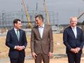 El presidente de la Junta, Juanma Moreno, junto al presidente del Gobierno, Pedro Sánchez, este jueves en Palos de la Frontera (Huelva)