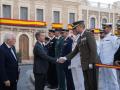 El presidente del PP, Alberto Núñez Feijóo, saluda a las autoridades junto al presidente de Melilla, Juan José Imbroda, antes del acto institucional