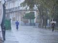 Transeúntes bajo sus paraguas durante la intensa lluvia