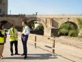 Mario Muñoz-Atanet y José María Bellido, junto al Puente Romano