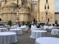 Imagen de los preparativos de la gala, con la Catedral y la Giralda al fondo