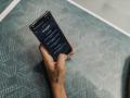 Persona utilizando el asistente de inteligencia artificial ChatGPT