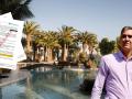 Pedro Sánchez, con La Mareta al fondo