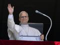 El Papa León XIV saluda desde el palacio Apostólico del Vaticano a los fieles congregados en la Plaza de San Pedro