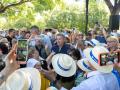 El presidente nacional del PP, Alberto Núñez Feijóo, rodeado de numerosos simpatizantes en Badalona