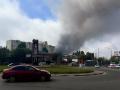 El humo se eleva desde la zona de la refinería de petróleo de la petrolera rusa Gazprom Neft en Moscú