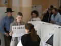 Personas acuden a un colegio electoral para votar en las elecciones parlamentarias rusas en Moscú