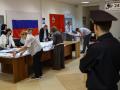 Un policía ruso vigila el recuento de voto de las elecciones legislativas