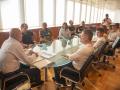 El presidente Vicent Marí, a la izquierda, reunido con los convocantes de la manifestación contra Aena.
