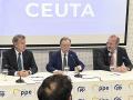 El presidente ceutí, Juan Jesús Vivas (c); el líder del PP, Alberto Núñez Feijóo (i), y el presidente del Partido Popular Europeo (PPE), Manfred Weber (d) durante la rueda de prensa ofrecida este lunes en Ceuta
