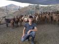 David posa junto a sus cabras en su nueva ganadería