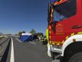 Camión de Bomberos de la Comunidad de Madrid junto a un vehículo volcado en la A-3 en Arganda del Rey
