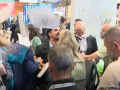 Personas atacando a Ayuso durante la feria inmobiliaria