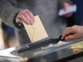 Un votante introduce su voto en la urna