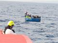 Una patera rescatada por Salvamento Marítimo a unos 5 kilómetros de La Graciosa