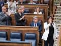 La diputada popular Ana Vázquez abandonando el hemiciclo