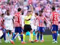Ortiz Arias, en el Atlético de Madrid - Real Madrid amonestando al 'Cuti' Romero
