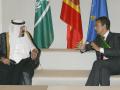 MD172 MADRID 19/06/07 : El presidente del Gobierno, José Luis Rodríguez Zapatero (d), conversa con el rey de Arabia Saudí, Abdala bin Abdelaziz, en la entrevista que mantuvieron hoy en el Palacio de la Moncloa, en Madrid. El monarca saudí, de visita en España desde ayer en respuesta a una invitación del Rey Juan Carlos, recibió una cena de honor en la residencia oficial del jefe de Gobierno. EFE/Bernardo Rodriguez