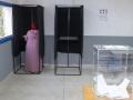 Una mujer deposita su voto en un colegio electoral de Rabat, Marruecos
