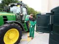 Un agricultor llena el depósito de su tractor con gasóleo agrícola