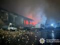 un edificio en llamas y vehículos dañados tras un ataque aéreo a una empresa agrícola en Stara Hnylytsia, región de Kharkiv,