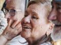 Varias personas mayores durante un encuentro intergeneracional celebrado en El Llano, Gijón, el pasado agosto