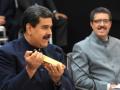 El dictador venezolano, Nicolás Maduro, sostiene un lingote de oro en una foto de archivo