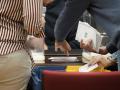 Varias personas durante el recuento del voto CERA en el Palacio de Justicia de Bilbao