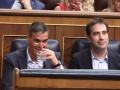 El presidente del Gobierno, Pedro Sánchez (i), y el vicepresidente primero y ministro de Economía, Comercio y Empresa, Carlos Cuerpo (d)