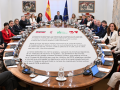 Imagen de un Consejo de Ministros reciente y el comunicado de Sumar
