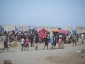Varios migrantes acampados en la playa del Trampolín
