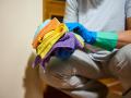 Una persona limpia con bayetas en su casa