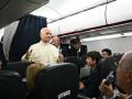 El Papa León XIV ofrece una rueda de prensa a los periodistas acreditados durante el vuelo de regreso de Francia, este 28 de septiembre