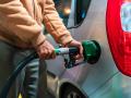 Un señor repostando en una gasolinera
