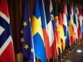 Bandera de la Unión Europea junto a varias banderas de los Estados miembro.