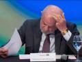 AME587. SAO PAULO (BRASIL), 25/09/2026.- El presidente de Brasil, Luiz Inácio Lula da Silva, observa el decreto que prohíbe las apuestas deportivas y los casinos en línea, a nueve días de las elecciones presidenciales y legislativas, este viernes en Sao Paulo (Brasil). EFE/ Isaac Fontana