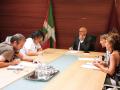 El diputado general de Álava, Ramiro González, recibe a representantes de la Mesa para la Integración del Enclave de Treviño en Álava