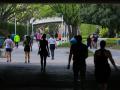 Personas caminan por el parque del Río Turia