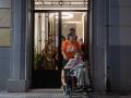 Maricarmen sale del portal a saludar durante una concentración bajo el lema ‘Maricarmen se queda’, a 22 de septiembre de 2026, en Madrid (España)