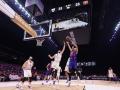Justin Minaya, del Barça Basket, lucha un balón con Davis Bertans, del Dubai BC